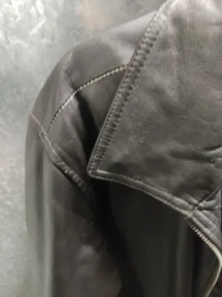 Chaqueta de piel marrón estilo aviator