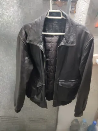 Chaqueta de piel marrón estilo aviator