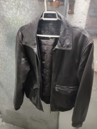 Chaqueta de piel marrón estilo aviator