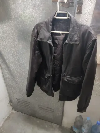 Chaqueta de piel marrón estilo aviator