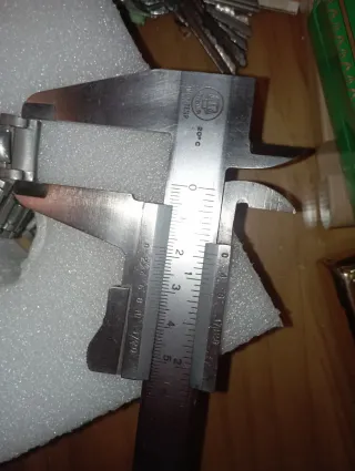 Pulsera de reloj plateada gris.