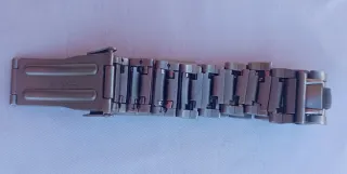 Pulsera de reloj plateada gris.