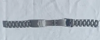 Pulsera de reloj plateada gris.