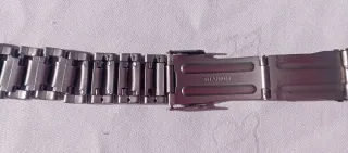 Pulsera de reloj plateada gris.