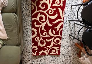 Tappeto rosso e beige per corridoio