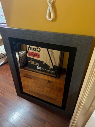 Espejo con marco gris y negro