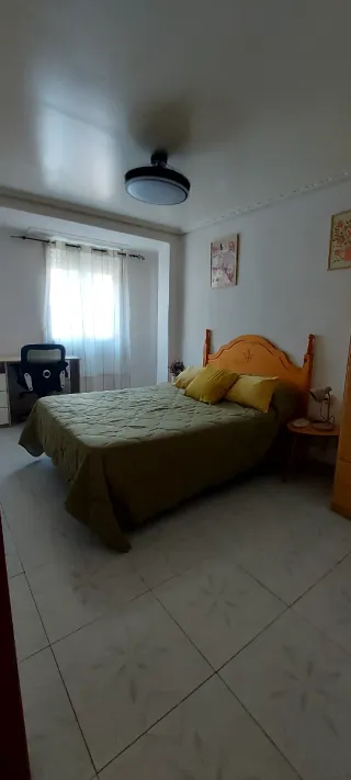 Habitación grande en piso compartido
