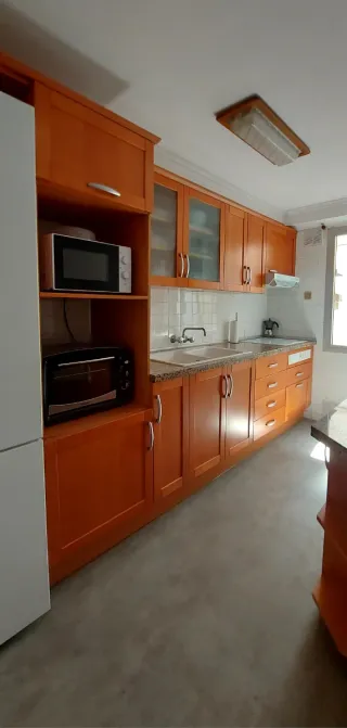 Habitación grande en piso compartido