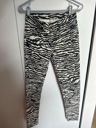 Pantalón engomado estampado cebra, elastizado