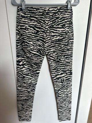 Pantalón engomado estampado cebra, elastizado