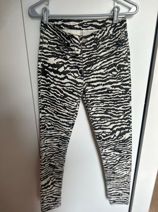 Pantalón engomado estampado cebra, elastizado