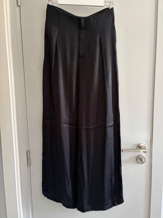 Pantalón negro tiro alto