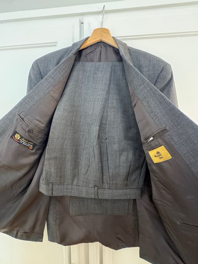 Traje de vestir gris chaqueta y pantalón