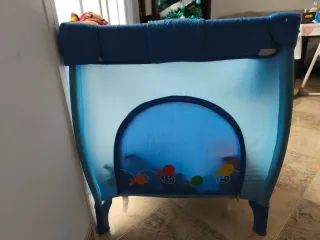 Parque cuna azul con diseño de piratas