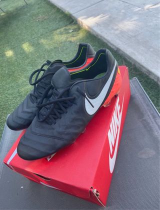 Botas de fútbol Nike Negras y Rojas