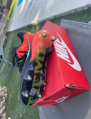 Botas de fútbol Nike Negras y Rojas