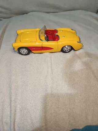 Coche a escala amarillo Chevrolet Corvette