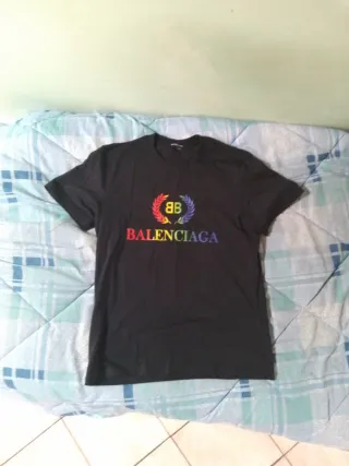 Maglietta Balenciaga nera con logo arcobaleno