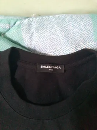 Maglietta Balenciaga nera con logo arcobaleno