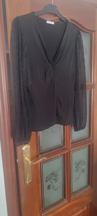 Blusa negra manga larga brillante nueva