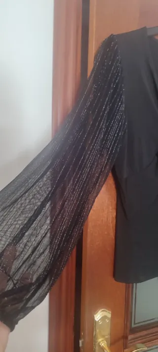 Blusa negra manga larga brillante nueva