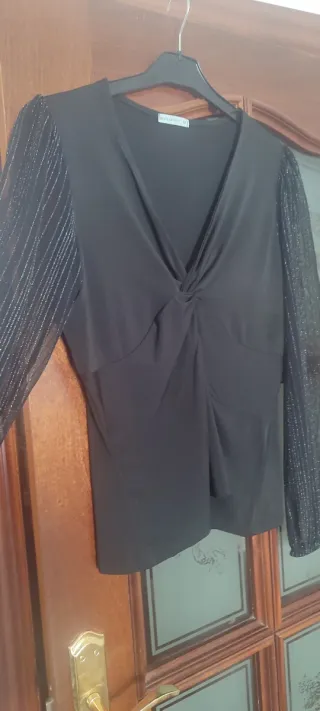 Blusa negra manga larga brillante nueva