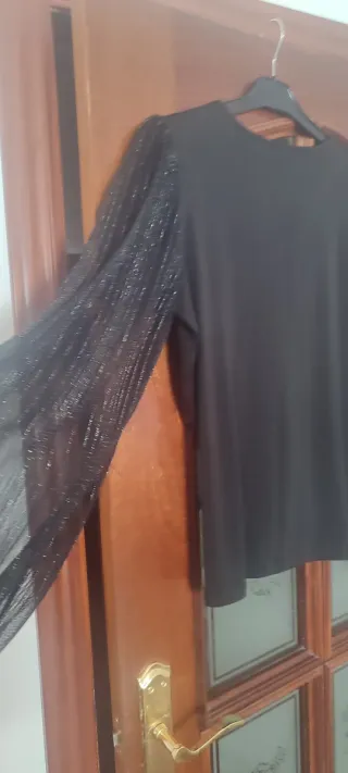 Blusa negra manga larga brillante nueva