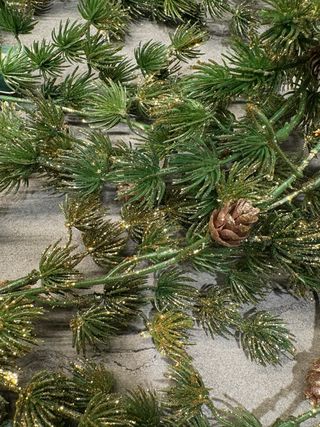 Ghirlanda natalizia con pigne e glitter dorati