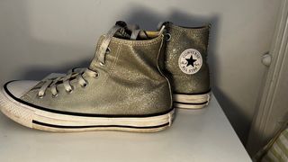 Converse plateadas brillantes