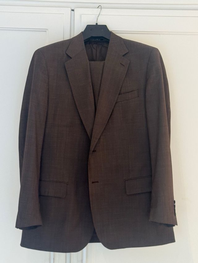 Traje de vestir marrón
