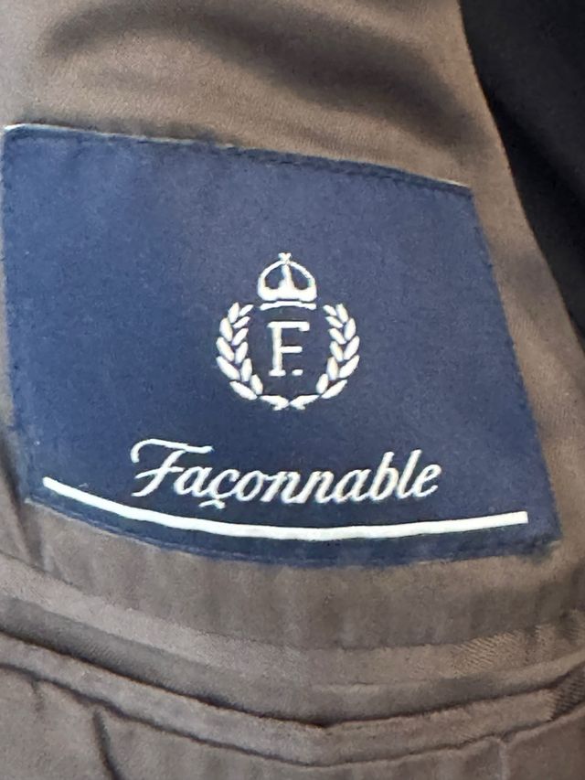 Traje de vestir marrón