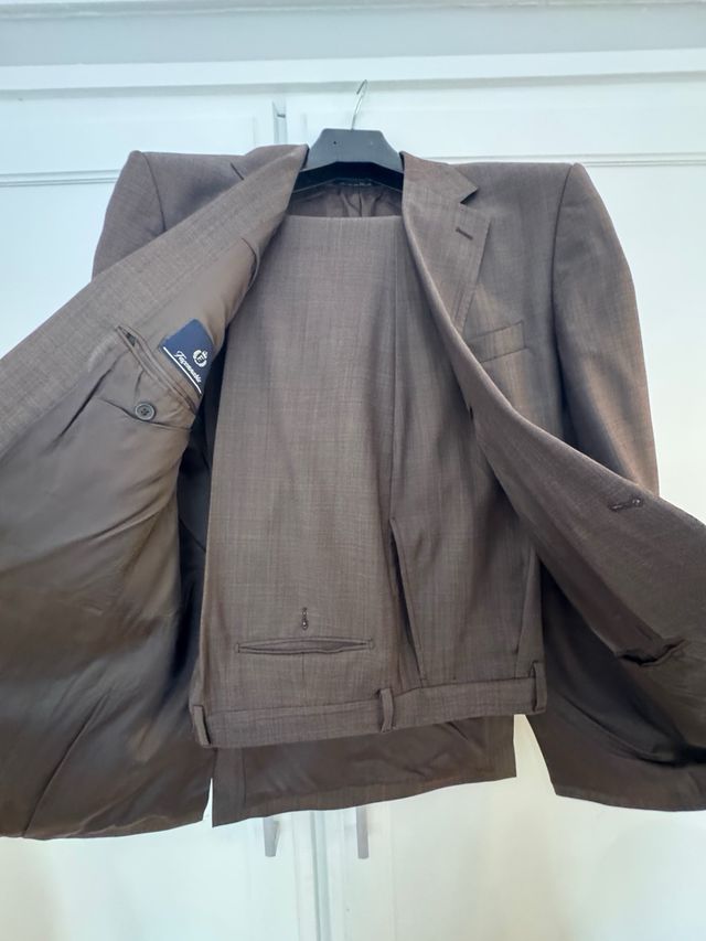 Traje de vestir marrón