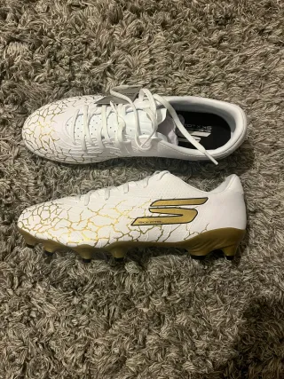 Botas de fútbol Skechers Blancas y Doradas