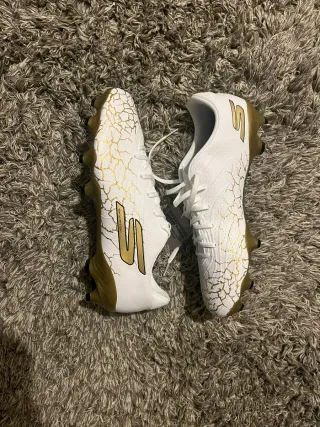 Botas de fútbol Skechers Blancas y Doradas