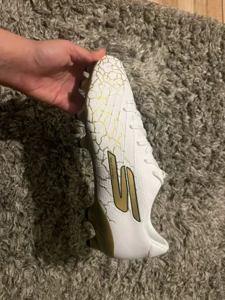 Botas de fútbol Skechers Blancas y Doradas