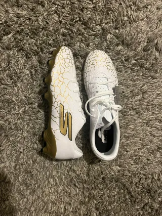Botas de fútbol Skechers Blancas y Doradas