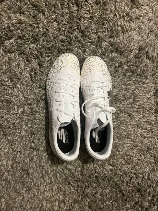Botas de fútbol Skechers Blancas y Doradas