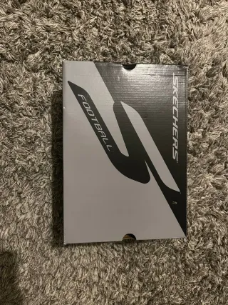 Botas de fútbol Skechers Blancas y Doradas