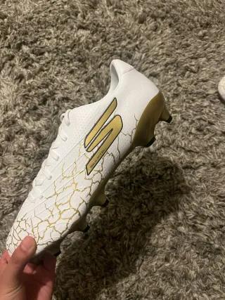 Botas de fútbol Skechers Blancas y Doradas