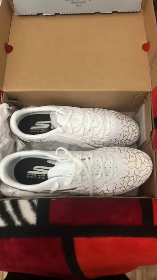 Botas de fútbol Skechers Blancas y Doradas
