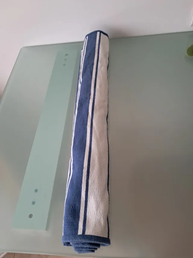 Alfombra de tela azul y blanca