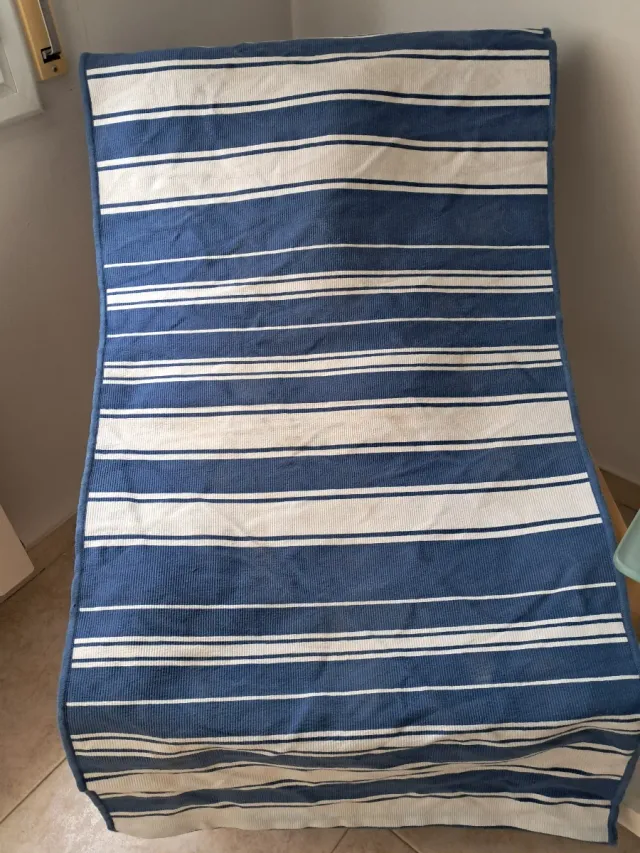 Alfombra de tela azul y blanca