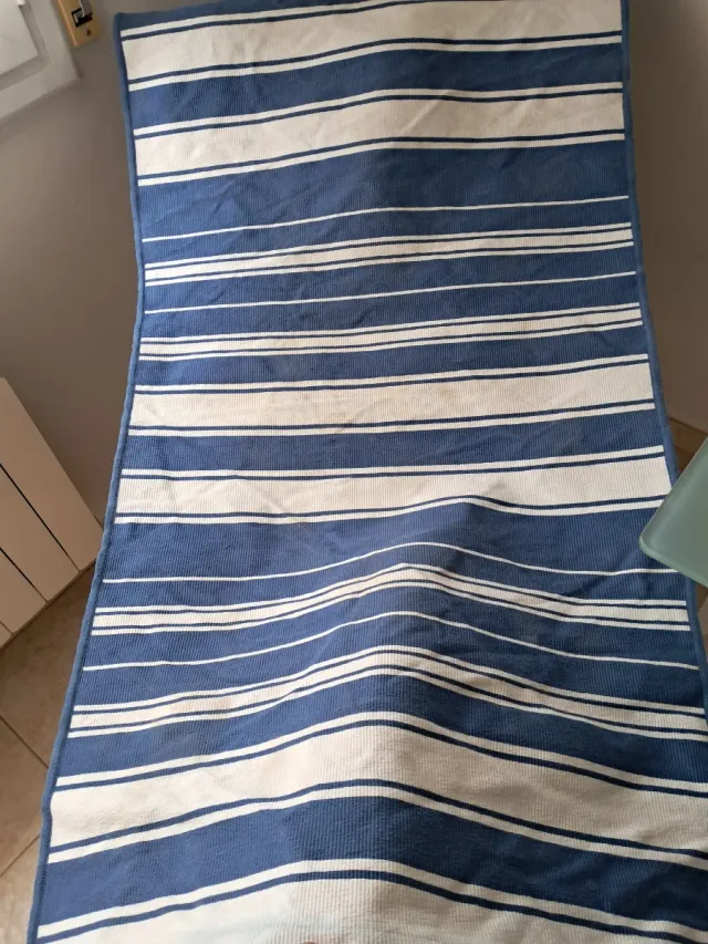 Alfombra de tela azul y blanca