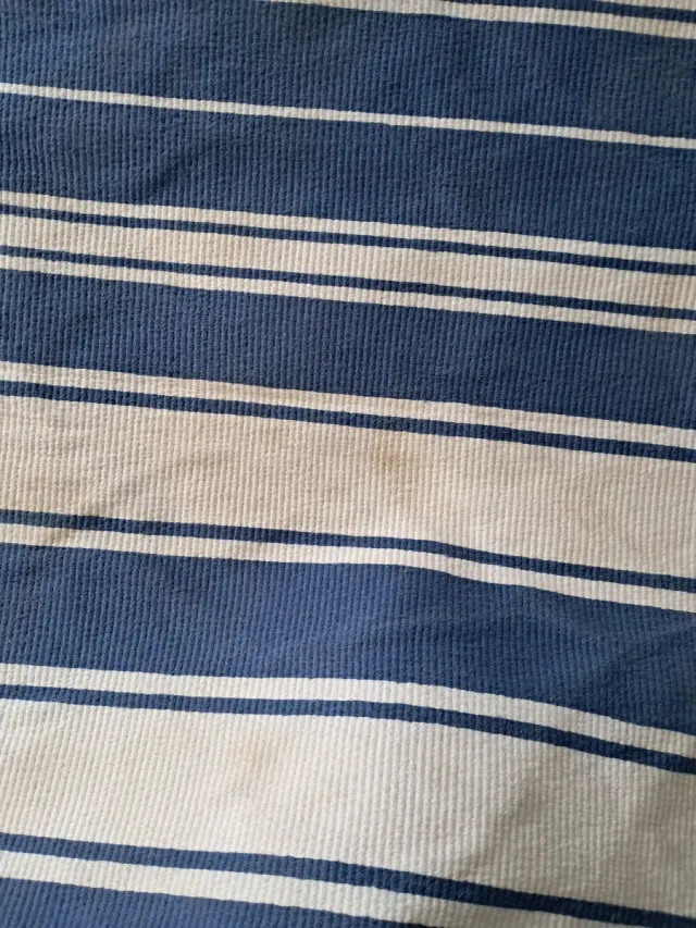 Alfombra de tela azul y blanca