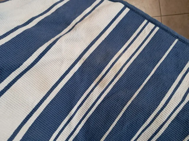 Alfombra de tela azul y blanca