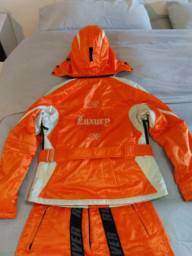 Traje de esquí naranja y blanco