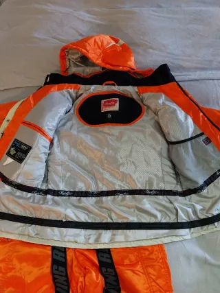 Traje de esquí naranja y blanco