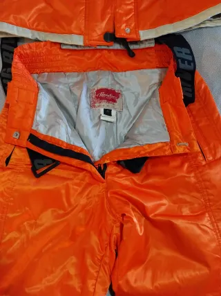 Traje de esquí naranja y blanco