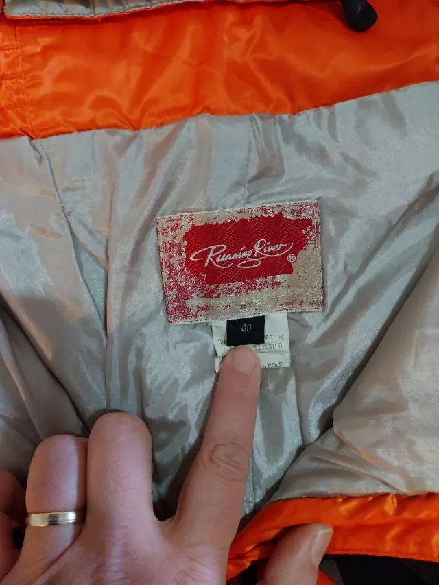 Traje de esquí naranja y blanco