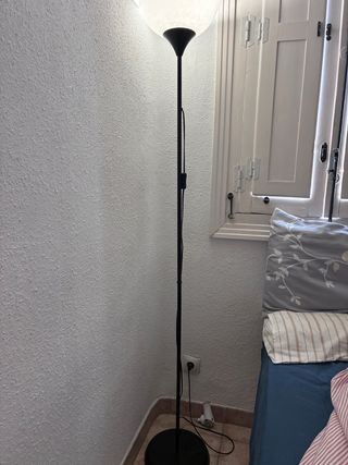 Lámpara de pie IKEA Negra y Blanca